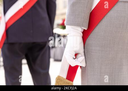 Priester und Gläubige gehen am 3. Juni 2021 in der Prozession des Heiligen Leibes und des Blutes Christi in der Altstadt von Krakau. Die traditionelle Prozession der katholischen Kirche hat einen sehr wichtigen Platz im polnischen Kalender. An dieser Prozession nehmen die katholische Kirche Polens, darunter Bischof Marek Jedraszewski und Kardinal Stanislaw Dziwisz, Teil. (Foto von Dominika Zarzycka/NurPhoto) Stockfoto