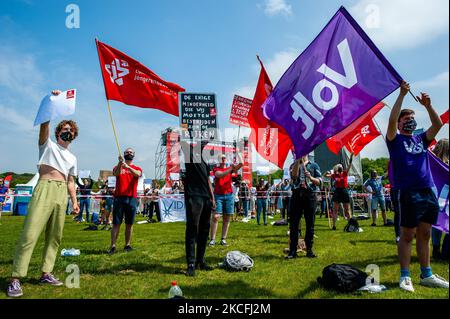 Während des landesweiten Studentenstreiks, der am 3.. Juni 2021 in Den Haag, Niederlande, organisiert wurde, halten mehrere Studenten Flaggen verschiedener politischer Parteien. (Foto von Romy Arroyo Fernandez/NurPhoto) Stockfoto