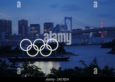 Die olympischen Ringe, die im Odaiba Marine Park ausgestellt sind, leuchten an dem Tag auf, an dem die Olympischen Spiele am 3. Juni 2021 in Tokio, Japan, noch 50 Tage dauern werden. (Foto von Jinhee Lee/NurPhoto) Stockfoto