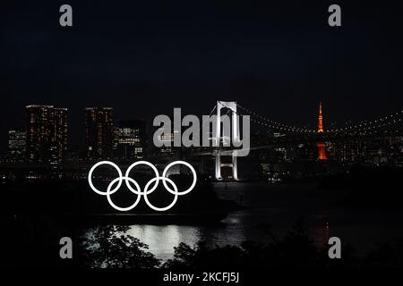 Die olympischen Ringe, die im Odaiba Marine Park ausgestellt sind, leuchten an dem Tag auf, an dem die Olympischen Spiele am 3. Juni 2021 in Tokio, Japan, noch 50 Tage dauern werden. (Foto von Jinhee Lee/NurPhoto) Stockfoto