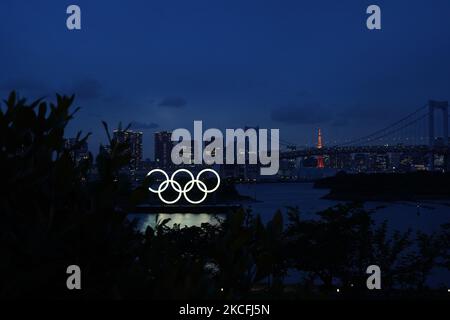 Die olympischen Ringe, die im Odaiba Marine Park ausgestellt sind, leuchten an dem Tag auf, an dem die Olympischen Spiele am 3. Juni 2021 in Tokio, Japan, noch 50 Tage dauern werden. (Foto von Jinhee Lee/NurPhoto) Stockfoto