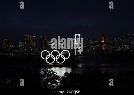 Die olympischen Ringe, die im Odaiba Marine Park ausgestellt sind, leuchten an dem Tag auf, an dem die Olympischen Spiele am 3. Juni 2021 in Tokio, Japan, noch 50 Tage dauern werden. (Foto von Jinhee Lee/NurPhoto) Stockfoto