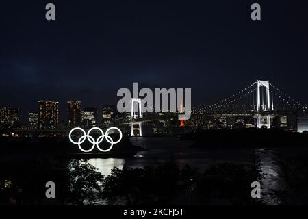 Die olympischen Ringe, die im Odaiba Marine Park ausgestellt sind, leuchten an dem Tag auf, an dem die Olympischen Spiele am 3. Juni 2021 in Tokio, Japan, noch 50 Tage dauern werden. (Foto von Jinhee Lee/NurPhoto) Stockfoto