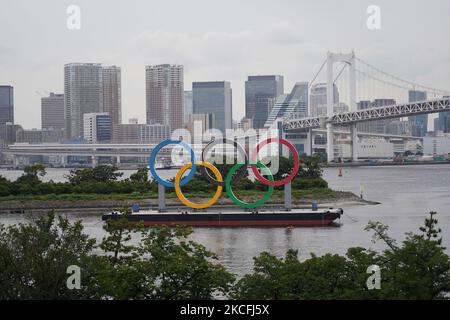 Die Olympischen Ringe werden vom Odaiba Marine Park an dem Tag, an dem die Olympischen Spiele am 3. Juni 2021 in Tokio, Japan, 50 Tage vor dem Tag stattfinden, angezeigt. (Foto von Jinhee Lee/NurPhoto) Stockfoto