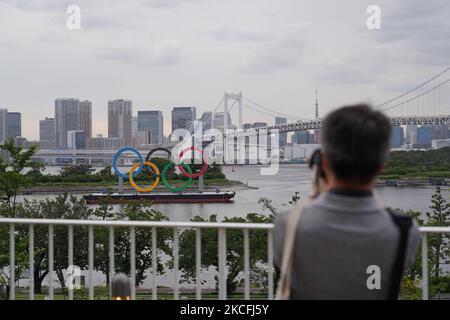 Am Tag 50 der Olympischen Spiele am 3. Juni 2021 in Tokio, Japan, fotografieren die Menschen die Olympischen Ringe, die im Odaiba Marine Park gezeigt werden. (Foto von Jinhee Lee/NurPhoto) Stockfoto