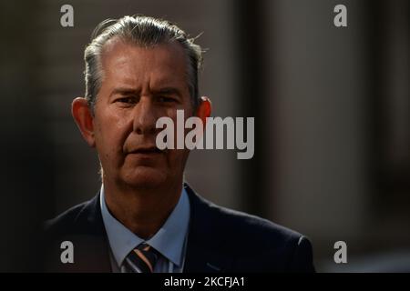 DUP-Führer Edwin Poots spricht während einer Pressekonferenz vor Regierungsgebäuden, bevor er heute Abend mit dem irischen Premierminister Micheal Martin (Taoiseach) zusammentreffen wird. Am Donnerstag, den 3. Juni 2021, in Dublin, Irland. (Foto von Artur Widak/NurPhoto) Stockfoto