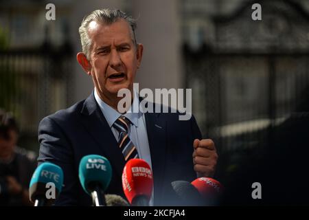 DUP-Führer Edwin Poots spricht während einer Pressekonferenz vor Regierungsgebäuden, bevor er heute Abend mit dem irischen Premierminister Micheal Martin (Taoiseach) zusammentreffen wird. Am Donnerstag, den 3. Juni 2021, in Dublin, Irland. (Foto von Artur Widak/NurPhoto) Stockfoto