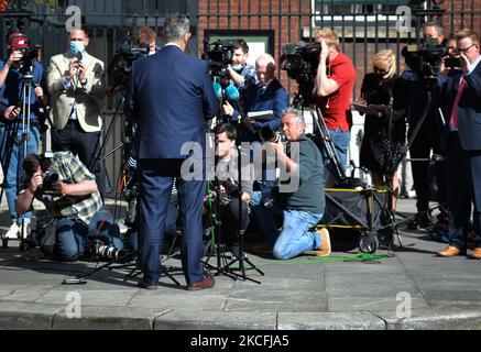 DUP-Führer Edwin Poots spricht während einer Pressekonferenz vor Regierungsgebäuden, bevor er heute Abend mit dem irischen Premierminister Micheal Martin (Taoiseach) zusammentreffen wird. Am Donnerstag, den 3. Juni 2021, in Dublin, Irland. (Foto von Artur Widak/NurPhoto) Stockfoto