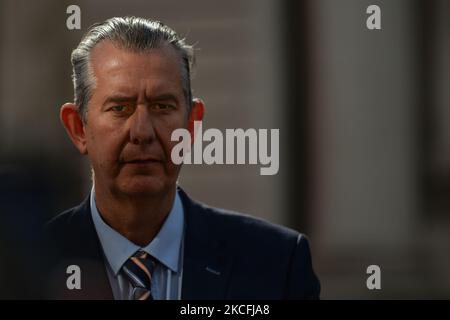 DUP-Führer Edwin Poots spricht während einer Pressekonferenz vor Regierungsgebäuden, bevor er heute Abend mit dem irischen Premierminister Micheal Martin (Taoiseach) zusammentreffen wird. Am Donnerstag, den 3. Juni 2021, in Dublin, Irland. (Foto von Artur Widak/NurPhoto) Stockfoto