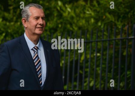 DUP-Anführer Edwin Poots ist auf dem Weg, vor seinem Treffen mit dem irischen Premierminister Micheal Martin (Taoiseach) heute Abend Medienvertreter vor Regierungsgebäuden zu treffen. Am Donnerstag, den 3. Juni 2021, in Dublin, Irland. (Foto von Artur Widak/NurPhoto) Stockfoto