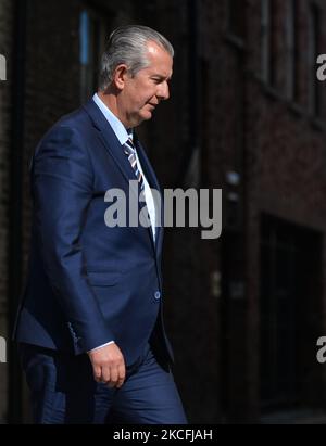 DUP-Anführer Edwin Poots ist auf dem Weg, vor seinem Treffen mit dem irischen Premierminister Micheal Martin (Taoiseach) heute Abend Medienvertreter vor Regierungsgebäuden zu treffen. Am Donnerstag, den 3. Juni 2021, in Dublin, Irland. (Foto von Artur Widak/NurPhoto) Stockfoto