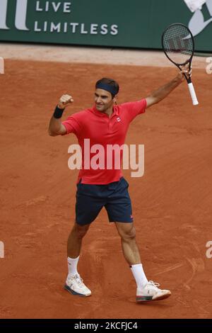 Roger Federer aus der Schweiz feiert seinen Sieg beim zweiten Spiel gegen Marin Cilic aus Kroatien am fünften Tag der French Open 2021 bei Roland Garros am 03. Juni 2021 in Paris, Frankreich. (Foto von Mehdi Taamallah/NurPhoto) Stockfoto