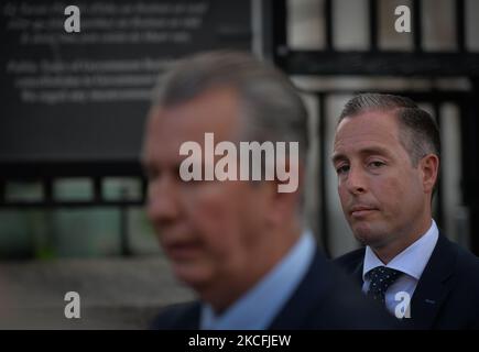 Paul Givan (R) hört dem DUP-Führer Edwin Poots (L) zu, der vor Regierungsgebäuden in Dublin vor den Medien spricht, nachdem er mit dem irischen Premierminister Micheal Martin (Taoiseach) zusammentreffen konnte. Am Donnerstag, den 3. Juni 2021, in Dublin, Irland. (Foto von Artur Widak/NurPhoto) Stockfoto