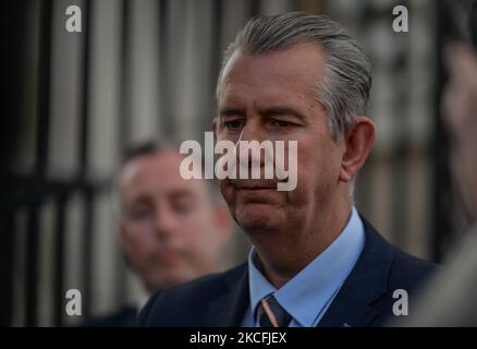 DUP-Führer Edwin Poots sprach vor den Medien vor Regierungsgebäuden in Dublin nach einem Treffen mit dem irischen Premierminister Micheal Martin. Am Donnerstag, den 3. Juni 2021, in Dublin, Irland. (Foto von Artur Widak/NurPhoto) Stockfoto