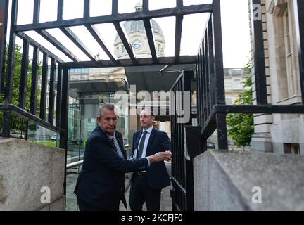 Der DUP-Anführer Edwin Poots (L) und Paul Givan verlassen Regierungsgebäude in Dublin, nachdem sie mit dem irischen Premierminister Micheal Martin (Taoiseach) zusammentreffen. Am Donnerstag, den 3. Juni 2021, in Dublin, Irland. (Foto von Artur Widak/NurPhoto) Stockfoto