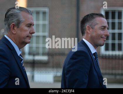 Der DUP-Anführer Edwin Poots (L) und Paul Givan verlassen Regierungsgebäude in Dublin, nachdem sie mit dem irischen Premierminister Micheal Martin (Taoiseach) zusammentreffen. Am Donnerstag, den 3. Juni 2021, in Dublin, Irland. (Foto von Artur Widak/NurPhoto) Stockfoto