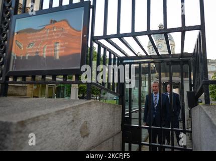 Der DUP-Anführer Edwin Poots (L) und Paul Givan verlassen Regierungsgebäude in Dublin, nachdem sie mit dem irischen Premierminister Micheal Martin (Taoiseach) zusammentreffen. Am Donnerstag, den 3. Juni 2021, in Dublin, Irland. (Foto von Artur Widak/NurPhoto) Stockfoto