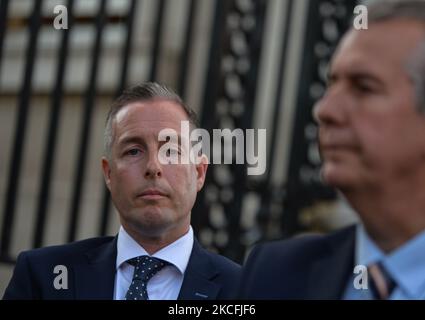 Paul Givan hört sich den DUP-Führer Edwin Poots vor den Medien vor den Regierungsgebäuden in Dublin an, nachdem er mit dem irischen Premierminister Micheal Martin (Taoiseach) gesprochen hat. Am Donnerstag, den 3. Juni 2021, in Dublin, Irland. (Foto von Artur Widak/NurPhoto) Stockfoto