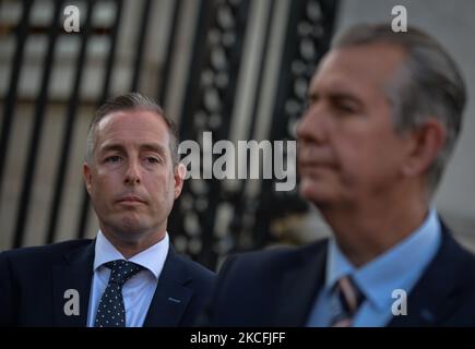 Paul Givan hört sich den DUP-Führer Edwin Poots vor den Medien vor den Regierungsgebäuden in Dublin an, nachdem er mit dem irischen Premierminister Micheal Martin (Taoiseach) gesprochen hat. Am Donnerstag, den 3. Juni 2021, in Dublin, Irland. (Foto von Artur Widak/NurPhoto) Stockfoto