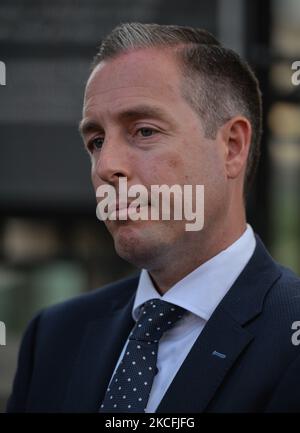 Paul Givan hört sich den DUP-Führer Edwin Poots vor den Medien vor den Regierungsgebäuden in Dublin an, nachdem er mit dem irischen Premierminister Micheal Martin (Taoiseach) gesprochen hat. Am Donnerstag, den 3. Juni 2021, in Dublin, Irland. (Foto von Artur Widak/NurPhoto) Stockfoto