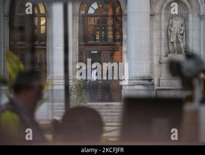 Der DUP-Anführer Edwin Poots (C) und Paul Givan (L) verlassen Regierungsgebäude in Dublin, nachdem er Taoiseach Micheal Martin (R) trifft. Am Donnerstag, den 3. Juni 2021, in Dublin, Irland. (Foto von Artur Widak/NurPhoto) Stockfoto