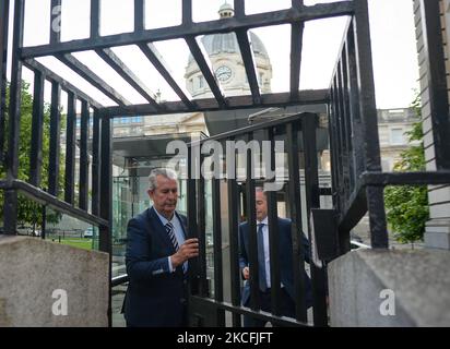 Der DUP-Anführer Edwin Poots (L) und Paul Givan verlassen Regierungsgebäude in Dublin, nachdem sie mit dem irischen Premierminister Micheal Martin (Taoiseach) zusammentreffen. Am Donnerstag, den 3. Juni 2021, in Dublin, Irland. (Foto von Artur Widak/NurPhoto) Stockfoto