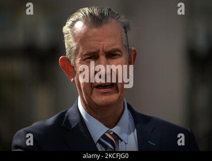 DUP-Anführer Edwin Poots spricht vor seinem Treffen mit dem Premierminister Micheal Martin bei einer Pressekonferenz vor Regierungsgebäuden vor den Medien. Am Donnerstag, den 3. Juni 2021, in Dublin, Irland. (Foto von Artur Widak/NurPhoto) Stockfoto