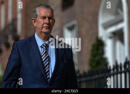 DUP-Anführer Edwin Poots ist auf dem Weg, vor seinem Treffen mit dem irischen Premierminister Micheal Martin (Taoiseach) heute Abend Medienvertreter vor Regierungsgebäuden zu treffen. Am Donnerstag, den 3. Juni 2021, in Dublin, Irland. (Foto von Artur Widak/NurPhoto) Stockfoto