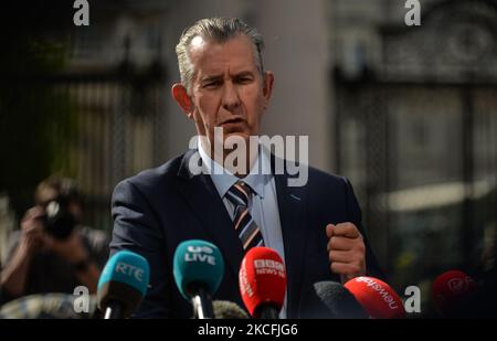 DUP-Anführer Edwin Poots spricht vor seinem Treffen mit dem Premierminister Micheal Martin bei einer Pressekonferenz vor Regierungsgebäuden vor den Medien. Am Donnerstag, den 3. Juni 2021, in Dublin, Irland. (Foto von Artur Widak/NurPhoto) Stockfoto