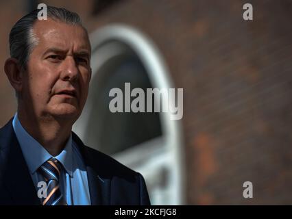 DUP-Anführer Edwin Poots ist auf dem Weg, vor seinem Treffen mit dem irischen Premierminister Micheal Martin (Taoiseach) heute Abend Medienvertreter vor Regierungsgebäuden zu treffen. Am Donnerstag, den 3. Juni 2021, in Dublin, Irland. (Foto von Artur Widak/NurPhoto) Stockfoto