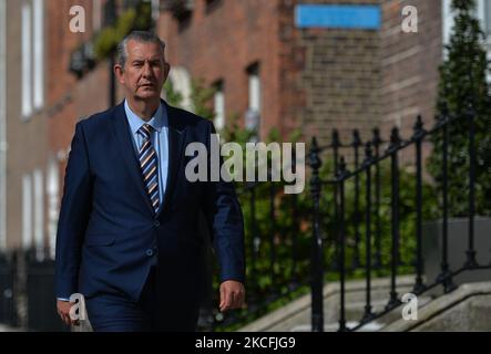 DUP-Anführer Edwin Poots ist auf dem Weg, vor seinem Treffen mit dem irischen Premierminister Micheal Martin (Taoiseach) heute Abend Medienvertreter vor Regierungsgebäuden zu treffen. Am Donnerstag, den 3. Juni 2021, in Dublin, Irland. (Foto von Artur Widak/NurPhoto) Stockfoto