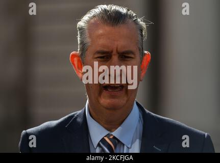 DUP-Anführer Edwin Poots spricht vor seinem Treffen mit dem Premierminister Micheal Martin bei einer Pressekonferenz vor Regierungsgebäuden vor den Medien. Am Donnerstag, den 3. Juni 2021, in Dublin, Irland. (Foto von Artur Widak/NurPhoto) Stockfoto