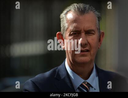 DUP-Anführer Edwin Poots spricht vor seinem Treffen mit dem Premierminister Micheal Martin bei einer Pressekonferenz vor Regierungsgebäuden vor den Medien. Am Donnerstag, den 3. Juni 2021, in Dublin, Irland. (Foto von Artur Widak/NurPhoto) Stockfoto