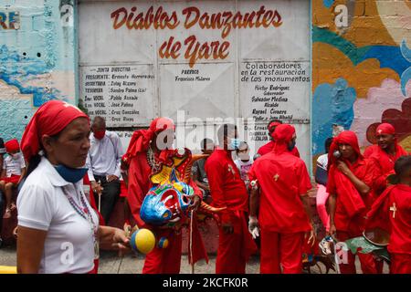 Tanzende Teufel ruhen während der Fronleichnamspause inmitten der Coronavirus-Pandemie in San Francisco de Yare, Miranda, Venezuela, am 03. Juni 2021 (Foto: Javier Campos/NurPhoto) Stockfoto