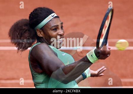 Serena Williams aus den Vereinigten Staaten im Kampf gegen Danielle Collins aus den Vereinigten Staaten vor Gericht Philippe-Chatrier während der dritten Runde des Einzelwettbewerbs beim French Open Tennis Turnier 2021 in Roland Garros am 4. 2021. Juni in Paris, Frankreich. (Foto von Mehdi Taamallah/NurPhoto) Stockfoto