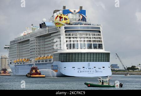 4. Juni 2021 - Port Canaveral, Florida, USA - Ein Schlepper grüßt die Royal Caribbeans Odyssey of the Seas, die am 4. Juni 2021 in Port Canaveral, Florida, in Port Canaveral ankommt. Das neue Kreuzschiff wird zwar nicht in Port Canaveral homeportiert, aber im Hafen verarbeitet und die Besatzung von 1.500 wird COVID-19-Impfungen erhalten. Das 1.138 Meter lange Schiff bietet eine simulierte Fallschirmsprungerfahrung und bietet Platz für 5.498 Gäste zusammen mit einer Besatzung von 1550 Personen. (Foto von Paul Hennessy/NurPhoto) Stockfoto