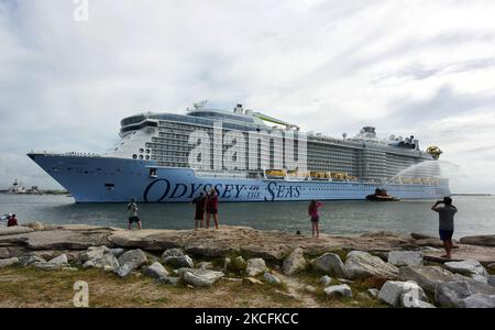 4. Juni 2021 - Port Canaveral, Florida, USA - die Menschen begrüßen die Royal Caribbeans Odyssey of the Seas, die am 4. Juni 2021 in Port Canaveral, Florida, in Port Canaveral ankommt. Das neue Kreuzschiff wird zwar nicht in Port Canaveral homeportiert, aber im Hafen verarbeitet und die Besatzung von 1.500 wird COVID-19-Impfungen erhalten. Das 1.138 Meter lange Schiff bietet eine simulierte Fallschirmsprungerfahrung und bietet Platz für 5.498 Gäste zusammen mit einer Besatzung von 1550 Personen. (Foto von Paul Hennessy/NurPhoto) Stockfoto