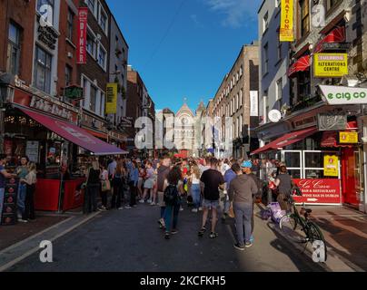 Überfüllte Treffen im Freien auf der Anne Street South im Stadtzentrum von Dublin, am Freitagnachmittag. Am Samstag, den 4. Juni 2021, in Dublin, Irland. (Foto von Artur Widak/NurPhoto) Stockfoto