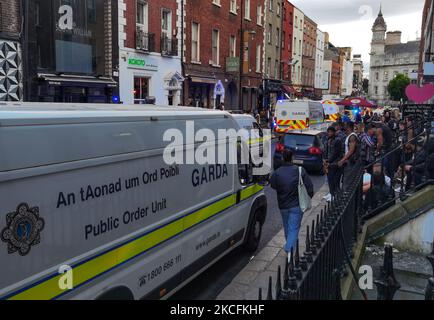 Mitglieder der Gardai (Irish Police) setzen Einschränkungen des Coronavirus durch und verlagern Menschen aus der South William Street in Dublin. Am Freitag, den 4. Juni 2021, in Dublin, Irland. (Foto von Artur Widak/NurPhoto) Stockfoto