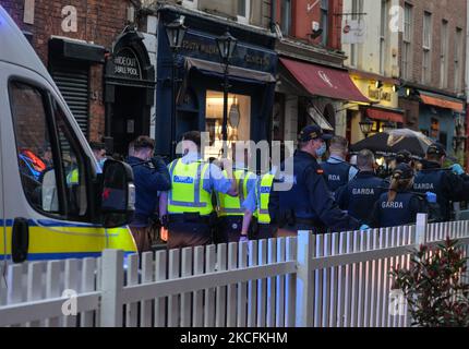 Mitglieder der Gardai (Irish Police) setzen Einschränkungen des Coronavirus durch und verlagern Menschen aus der South William Street in Dublin. Am Freitag, den 4. Juni 2021, in Dublin, Irland. (Foto von Artur Widak/NurPhoto) Stockfoto