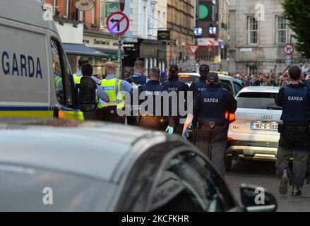 Mitglieder der Gardai (Irish Police) setzen Einschränkungen des Coronavirus durch und verlagern Menschen aus der South William Street in Dublin. Am Freitag, den 4. Juni 2021, in Dublin, Irland. (Foto von Artur Widak/NurPhoto) Stockfoto