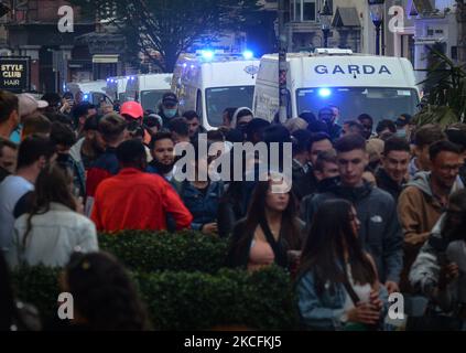 Mitglieder der Gardai (Irish Police) setzen Einschränkungen des Coronavirus durch und verlagern Menschen aus der South William Street in Dublin. Am Freitag, den 4. Juni 2021, in Dublin, Irland. (Foto von Artur Widak/NurPhoto) Stockfoto