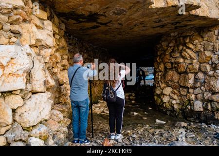 Am 4. Juni 2021 fotografieren Fotografen zwei zukünftige Ehepartner auf der Klippe des Lama Monachile in Polignano a Mare. Apulien ist zum zweiten Mal in Folge die schönste Region der Welt, die von National Geographic als „Best Value Travel Destination in the World“ ausgezeichnet und auch von Lonely Planet und der New York Times bestätigt wurde. Touristen beginnen, die Strände und die charakteristischsten Orte der Region wie Polignano a Mare zu bevölkern, vor allem von ausländischen Touristen, aber auch von den Apulien selbst, die das Meer vor allem am Wochenende genießen möchten. (Foto von Davide Pischettol Stockfoto