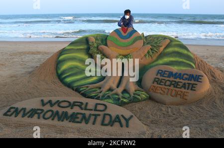 Am Puri-Strand der Bucht von Bengalen wird die Sandskulptur des Environment Day vom Sandkünstler Sudarshan Patnaik anlässlich des Weltumwelttages in Puri, 65 km von der Hauptstadt Bhubaneswar des odindischen Staates Odisha entfernt, für das Bewusstsein der Menschen geschaffen. Am 5. Juni 2021. (Foto von STR/NurPhoto) Stockfoto