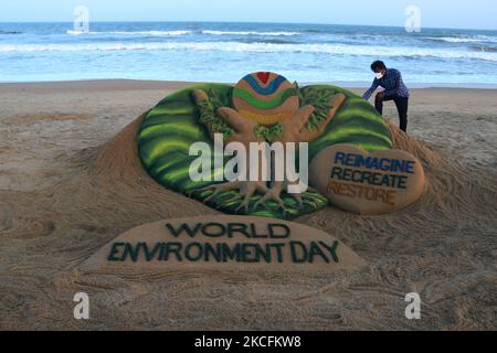 Am Puri-Strand der Bucht von Bengalen wird die Sandskulptur des Environment Day vom Sandkünstler Sudarshan Patnaik anlässlich des Weltumwelttages in Puri, 65 km von der Hauptstadt Bhubaneswar des odindischen Staates Odisha entfernt, für das Bewusstsein der Menschen geschaffen. Am 5. Juni 2021. (Foto von STR/NurPhoto) Stockfoto