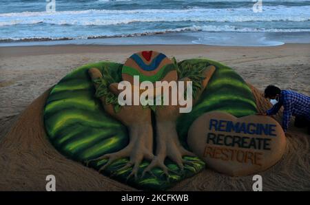 Am Puri-Strand der Bucht von Bengalen wird die Sandskulptur des Environment Day vom Sandkünstler Sudarshan Patnaik anlässlich des Weltumwelttages in Puri, 65 km von der Hauptstadt Bhubaneswar des odindischen Staates Odisha entfernt, für das Bewusstsein der Menschen geschaffen. Am 5. Juni 2021. (Foto von STR/NurPhoto) Stockfoto