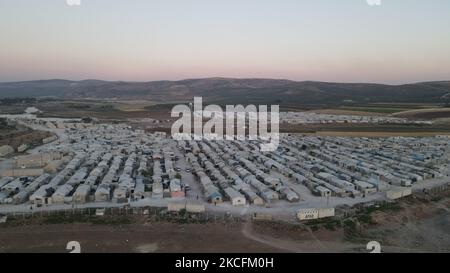 Am 4. Juni 2021 hüten Kinder Schafe in der Nähe von Flüchtlingslagern im Dorf Deir Ballut, nördlich von Aleppo, nahe der syrisch-türkischen Grenze. (Foto von Rami Alsayed/NurPhoto) Stockfoto