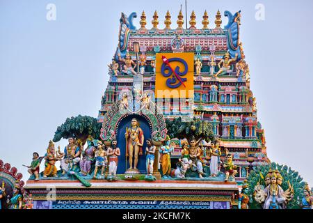 Detail des Swamimalai Murugan Tempels (Arulmigu Swaminatha Swamy Tempel) in Swamimalai, Tamil Nadu, Indien. Dieser alte Hindu-Tempel, der Lord Murugan gewidmet ist, ist der vierte Aufenthaltsort von Murugan unter sechs Wohnorten (Arupadaiveedugal) von Lord Murugan. Laut einer hinduistischen Legende lobte Muruga, der Sohn Shivas, an diesem Ort seinem Vater die Bedeutung des Pranava Mantra (Om) und erhielt damit den Namen Swaminathaswamy. Es wird angenommen, dass der Tempel aus der Sangam-Zeit aus dem 2.. Jahrhundert v. Chr. existiert und von Parantaka Chola I. modifiziert und wieder aufgebaut wurde Stockfoto