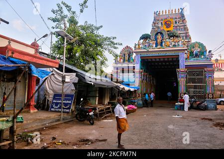 Swamimalai Murugan Tempel (Arulmigu Swaminatha Swamy Tempel) befindet sich in Swamimalai, Tamil Nadu, Indien. Dieser alte Hindu-Tempel, der Lord Murugan gewidmet ist, ist der vierte Aufenthaltsort von Murugan unter sechs Wohnorten (Arupadaiveedugal) von Lord Murugan. Laut einer hinduistischen Legende lobte Muruga, der Sohn Shivas, an diesem Ort seinem Vater die Bedeutung des Pranava Mantra (Om) und erhielt damit den Namen Swaminathaswamy. Es wird angenommen, dass der Tempel aus der Sangam-Zeit aus dem 2.. Jahrhundert v. Chr. existiert und von Parantaka Chola I modifiziert und wieder aufgebaut wurde. Der Tempel wurde stark beschädigt Stockfoto