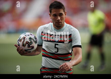 Raphael Guerreiro (Borussia Dortmund) aus Portugal mit dem Ball beim internationalen Freundschaftsspiel zwischen Spanien und Portugal im Estadio Wanda Metropolitano am 4. Juni 2021 in Madrid, Spanien. (Foto von Jose Breton/Pics Action/NurPhoto) Stockfoto